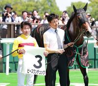 　東京５Ｒをピースワンデュックで勝利した柴田善（左）＝撮影・西岡正