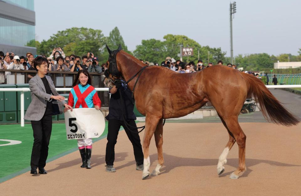 　エピックジョイで東京競馬場初勝利を挙げた永島まなみ（左から２人目）＝撮影・西岡正