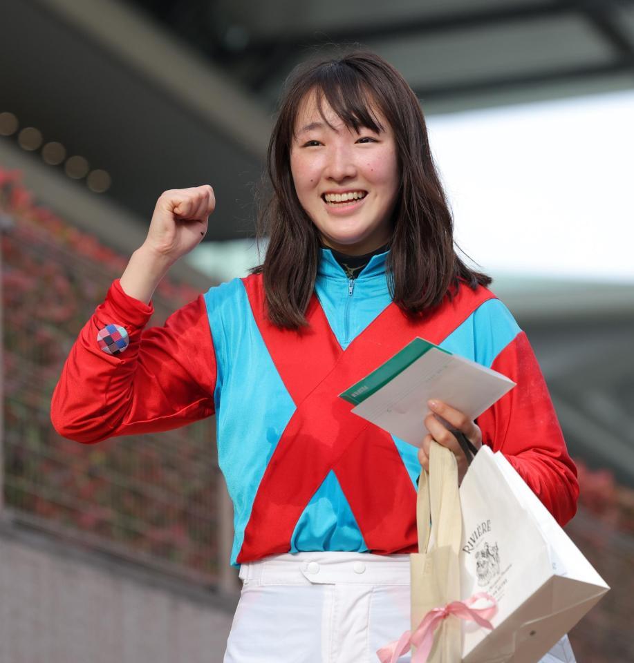 　エピックジョイで東京競馬場初勝利を挙げ、笑顔でガッツポーズの永島まなみ（撮影・西岡正）