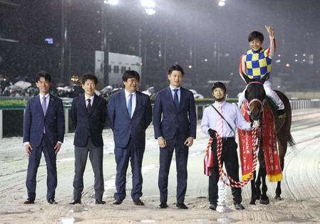 　かしわ記念を制したシャマルと川須栄彦騎手と関係者＝船橋競馬場