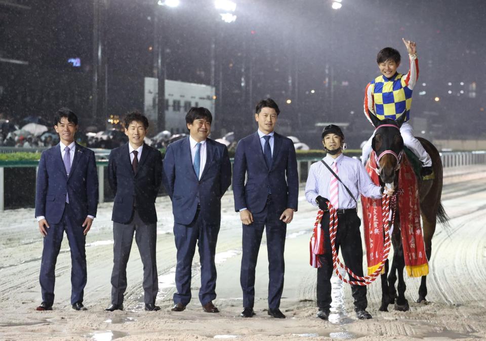 　かしわ記念を制したシャマルと川須栄彦騎手と関係者＝船橋競馬場