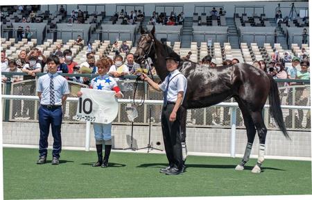 ６年ぶりの平地Ｖを兄弟コンビで飾った高田潤（中央）と建吾助手（右）