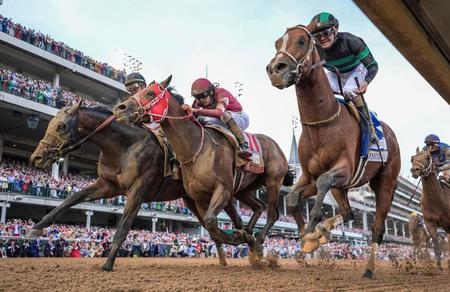 　第１５０回ケンタッキー・ダービーを制したミスティックダン（右）と、３着のフォーエバーヤング（中央）＝ＵＳＡトゥデー・ロイター＝共同
