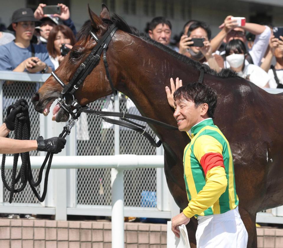 　ＪＲＡ通算２９４４勝を達成し、ハワイアンタイムをねぎらう横山典