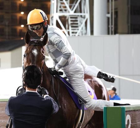 　エンプレス杯を制したオーサムリザルトから笑顔で降りる武豊