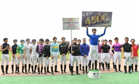 　ＪＲＡ通算４５００勝を達成した武豊（撮影・佐々木彰尚）