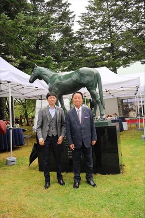 　コントレイル像の前で笑顔を見せる武豊（左）と前田幸治代表