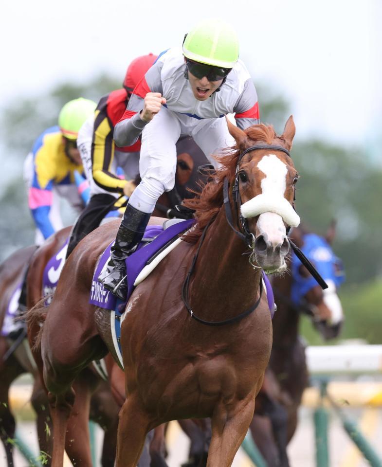 　ヴィクトリアマイルを勝利したテンハッピーローズの馬上でガッツポーズする津村