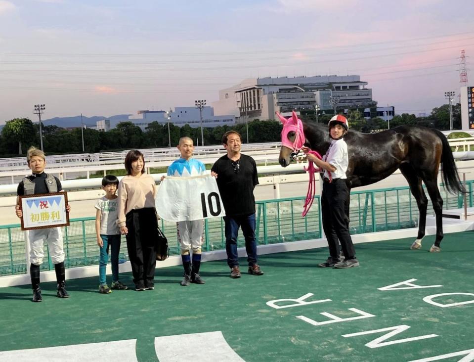 初勝利を挙げた新庄海誠騎手（左から４人目）とティロワール