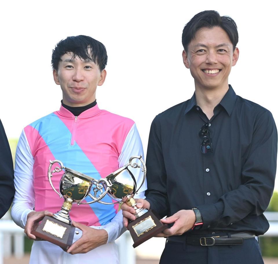 　トロフィーを手に安田師と写真に納まる横山和（撮影・北村雅宏）