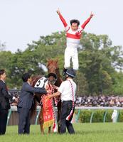 ダノンデサイルから高々とジャンプする横山典騎手（撮影・西岡正）