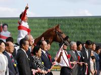 　指を突き上げる横山典（撮影・石湯恒介）