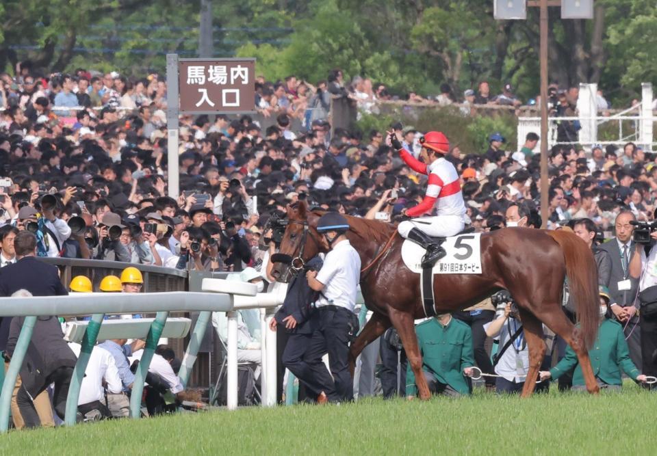 　ダノンデサイルの鞍上でファンに向かって手を振る横山典弘（撮影・西岡正）