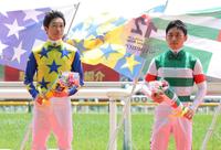 　騎手紹介に登場した武豊（左）と川田将雅＝５月２６日