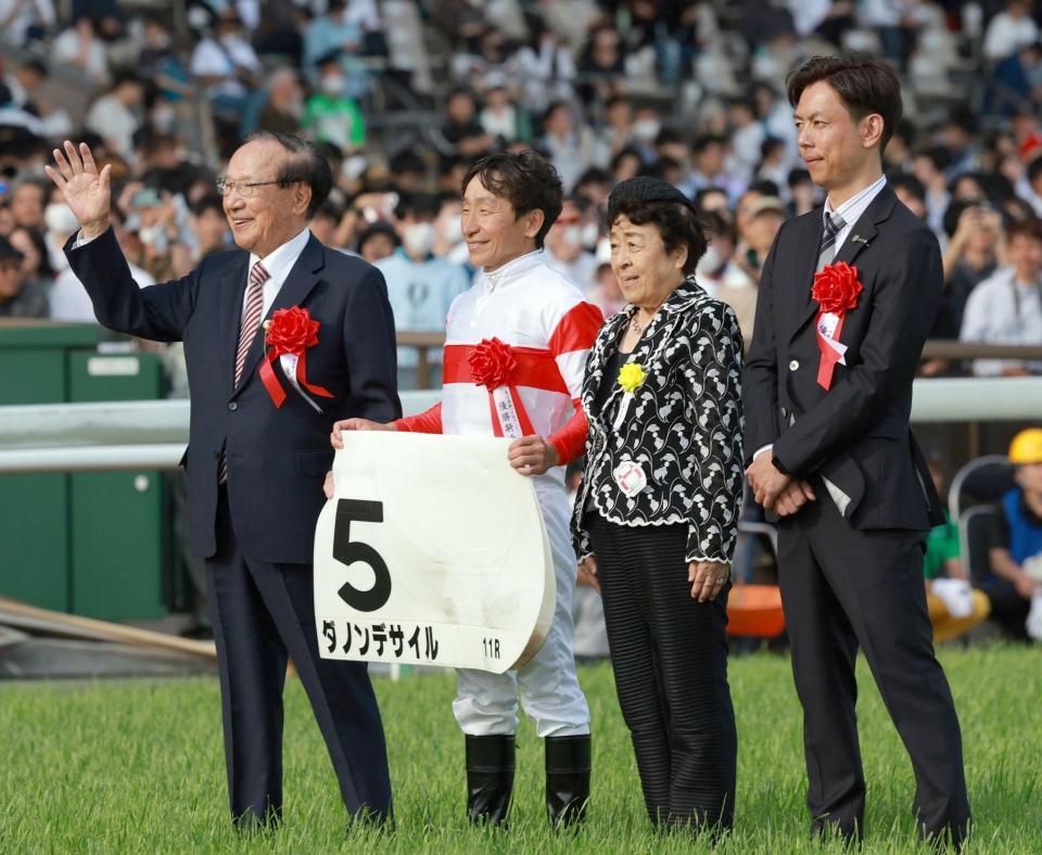 　悲願のダービーを制した（左から）野田順弘オーナー、横山典弘、野田みづき夫人、安田翔伍師（撮影・石湯恒介）