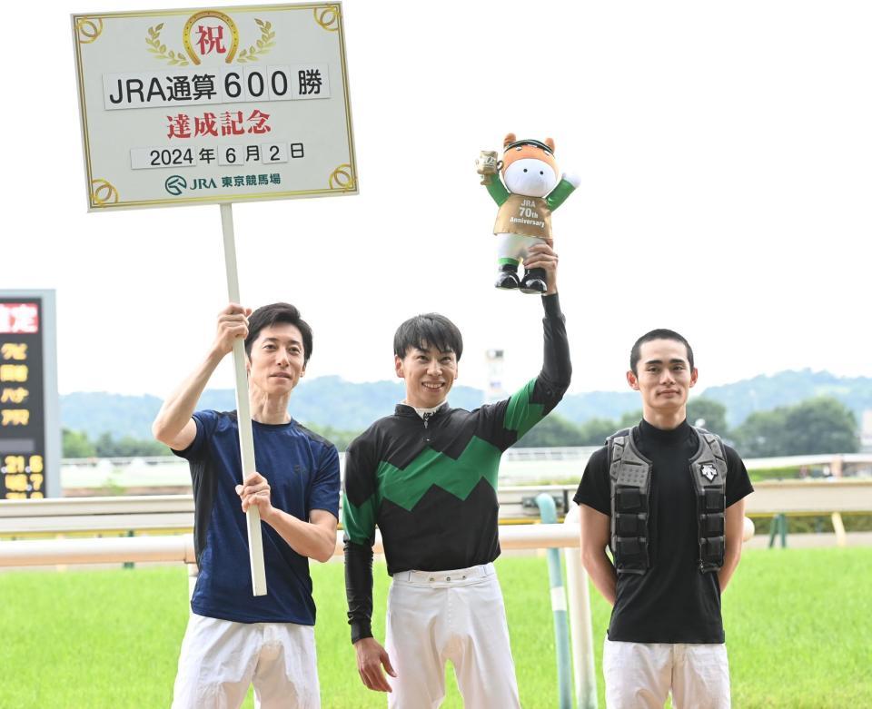 　東京３Ｒを勝利しＪＲＡ通算６００勝を達成した横山武（中央）＝撮影・園田高夫