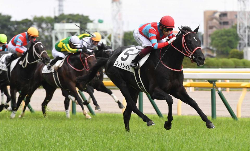 無敗で日本ダービーを制したコントレイル（右）＝２０２０年５月３１日、東京競馬場