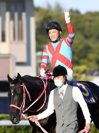 　史上３頭目の無敗３冠を達成したコントレイル＝２０２０年１０月２５日・京都競馬場