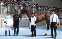 　函館１Ｒを制したナムラローズマリーと武豊（左）＝撮影・佐々木彰尚