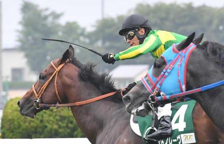 　サトノレーヴで函館スプリントＳを制し喜ぶ浜中俊騎手＝函館（撮影・佐々木彰尚）