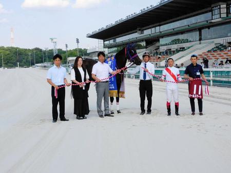 　園田ＦＣスプリントを制覇したオールスマートと関係者（撮影・中山伸治）