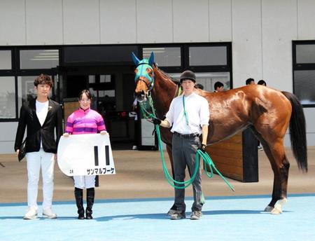 　函館競馬場で自身初勝利を挙げて口取りに参加する藤田菜七子騎手（左から２人目）