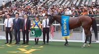 マーメイドＳを制したアリスヴェリテと関係者ら＝京都競馬場（撮影・石湯恒介）