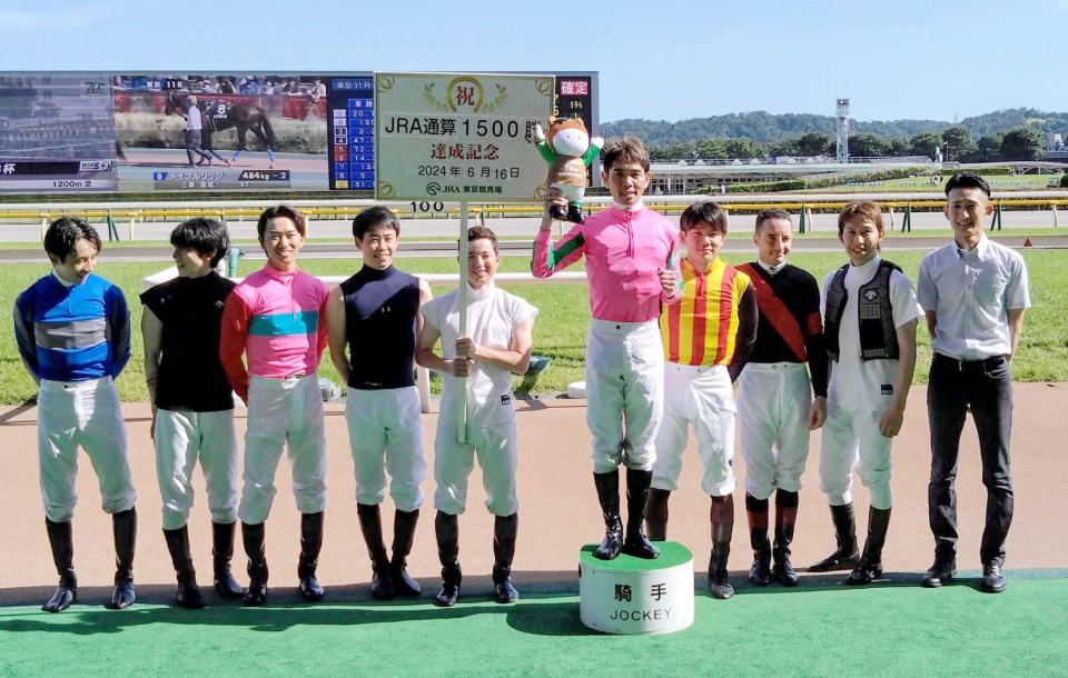 　メモリアルとなるＪＲＡ通算１５００勝を挙げた戸崎圭（右から５人目）＝東京競馬場