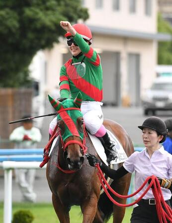 　６Ｒを制したスリールミニョンと永島まなみ