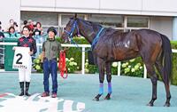 　新馬戦を制したジェットマグナムと戸崎圭（左）＝撮影・園田高夫）