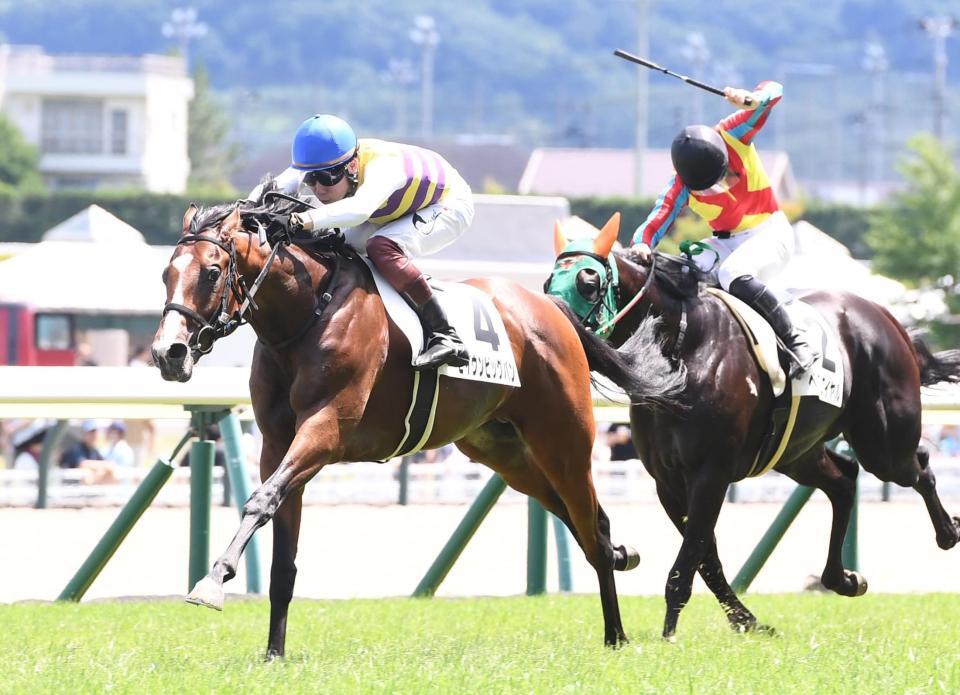 　新馬戦を勝利したセイウンビッグバン（左）＝撮影・園田高夫