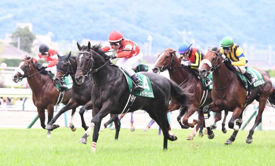 　最後の直線で抜け出し七夕賞を制したレッドラディエンス（中央）＝撮影・園田高夫