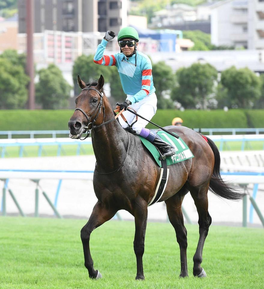 　ヤマニンウルスの馬上で笑顔を見せる武豊