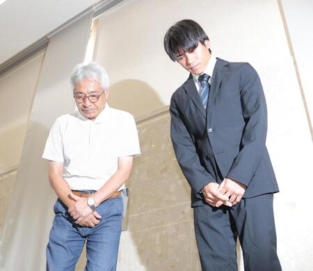 　謝罪会見で加藤和宏調教師（左）と並んで頭を下げる水沼元輝（撮影・西岡正）