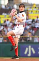 　華麗なフォームで始球式を行う藤田菜七子=６月１２日