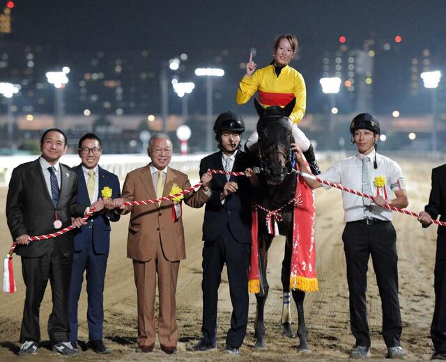 藤田菜七子 24歳で初勝利 新潟12R3番人気フミロアで逃げ切り今年