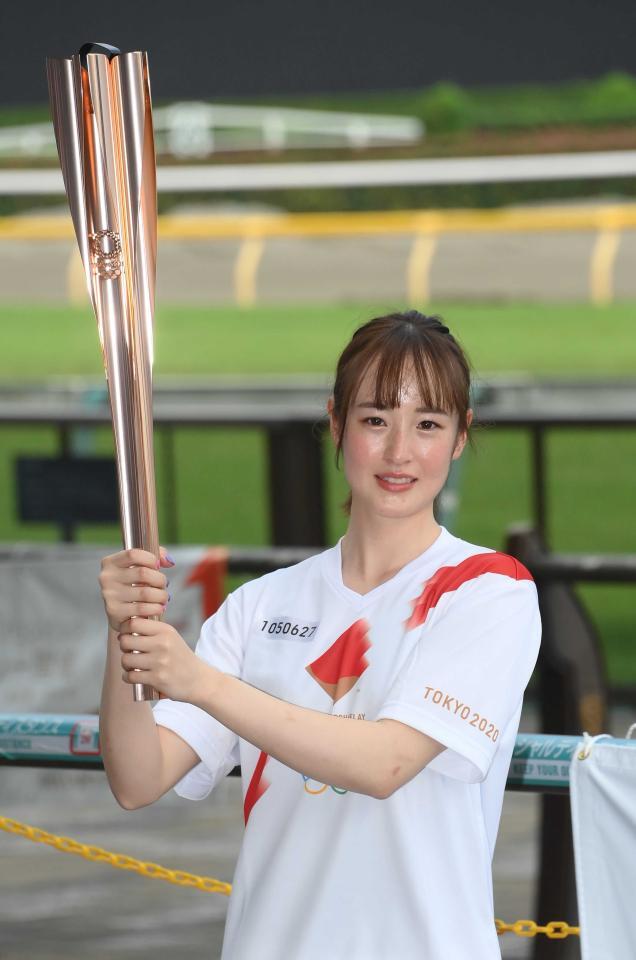 　東京五輪聖火トーチを手にする藤田菜七子=２０２１年７月１４日