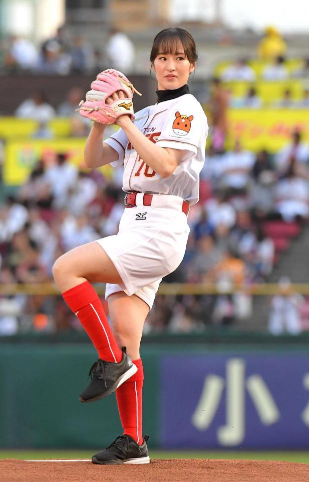 　華麗なフォームで始球式を行う藤田菜七子=６月１２日