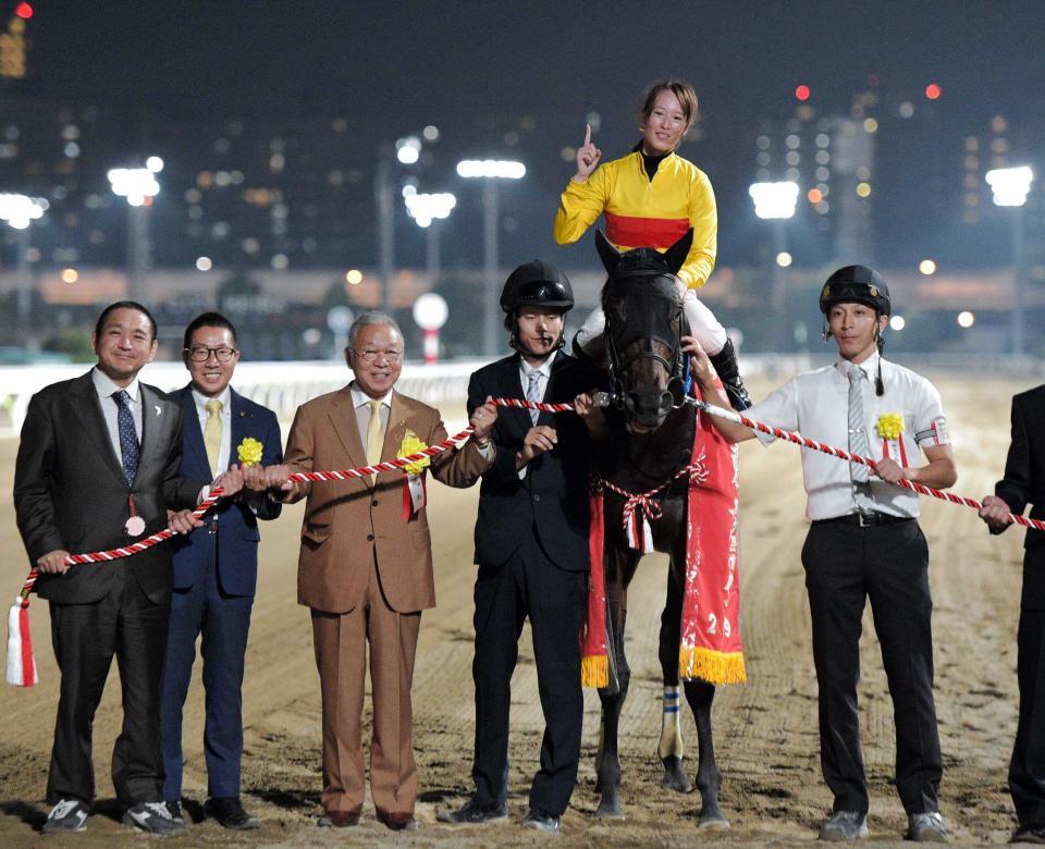 　東京盃で重賞初制覇を成し遂げた藤田菜七子とコパノキッキング=２０１９年１０月２日