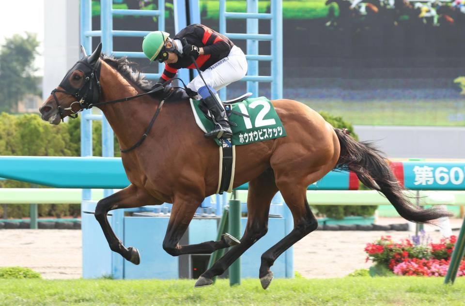 　好位から抜け出し、函館記念を勝利したホウオウビスケッツの馬上でガッツポーズする岩田康