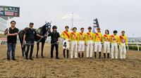 　地方競馬通算２０００勝を達成した笹川翼（左から４人目）（撮影・村上英明）