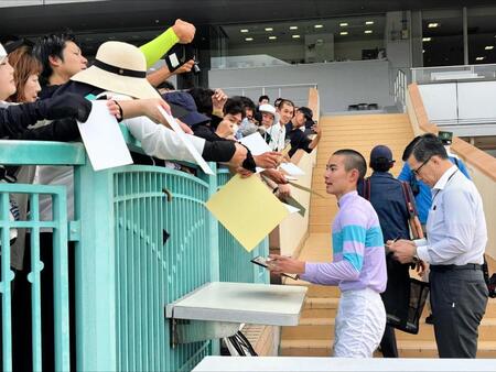 　復帰後初勝利を挙げ、ファンにサインをする柴田裕一郎騎手