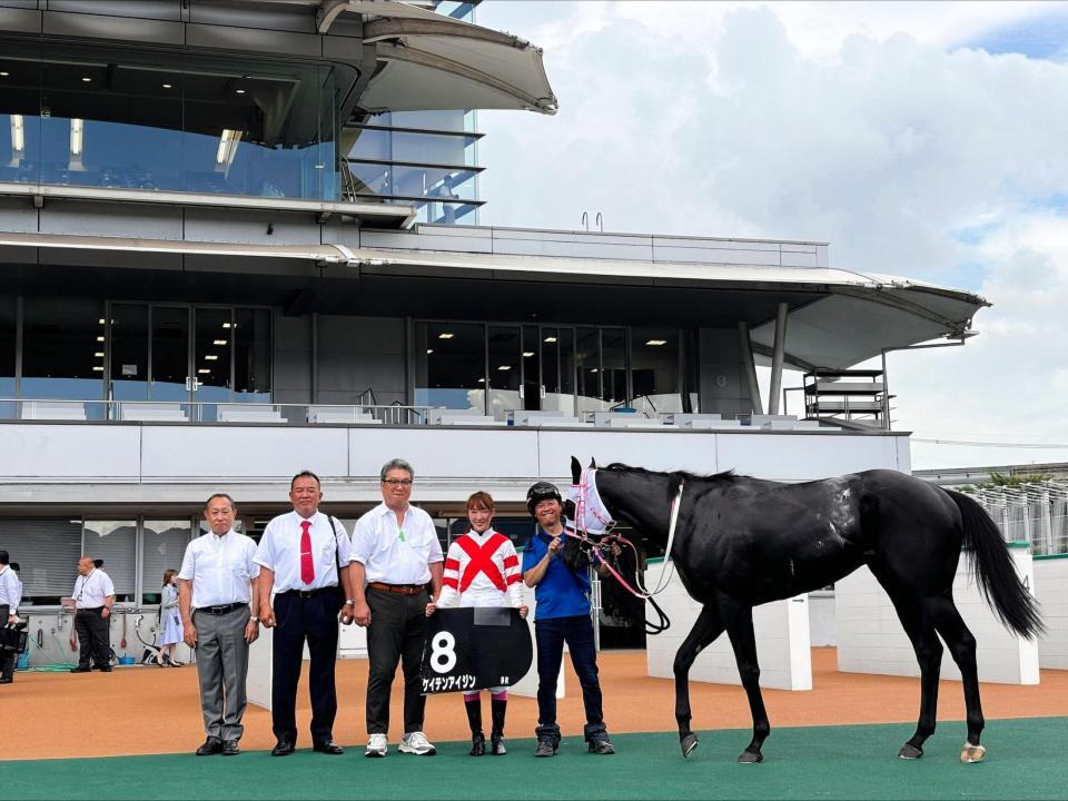 ひまわり賞を制したケイテンアイジンと永島まなみ（右から２人目）＝小倉競馬場