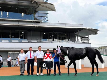 　ひまわり賞を制したケイテンアイジンと永島まなみ（右から２人目）＝小倉競馬場