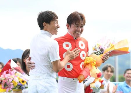 　横山典から祝福される小牧太（右）