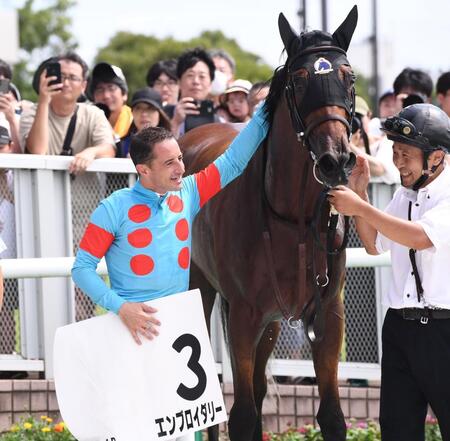 　１Ｒ・２歳未勝利を勝利しエンブロイダリーをなでるルメール騎手（左）＝撮影・園田高夫