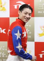 　優勝騎手インタビューで笑顔の御神本訓史騎手