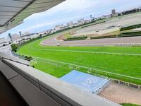 　角田河が運転した車のタイヤ痕が残る函館競馬場の芝コース