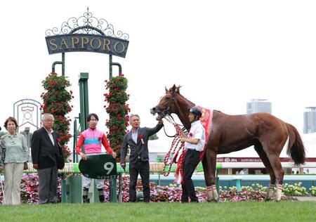 　エルムＳを勝利したペイシャエスと横山和（左から３人目）＝撮影・西岡正