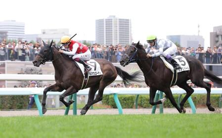 　リアンベーレ（右）の追撃をかわし、新馬戦を制したアルマヴェローチェ＝札幌競馬場（撮影・西岡正）